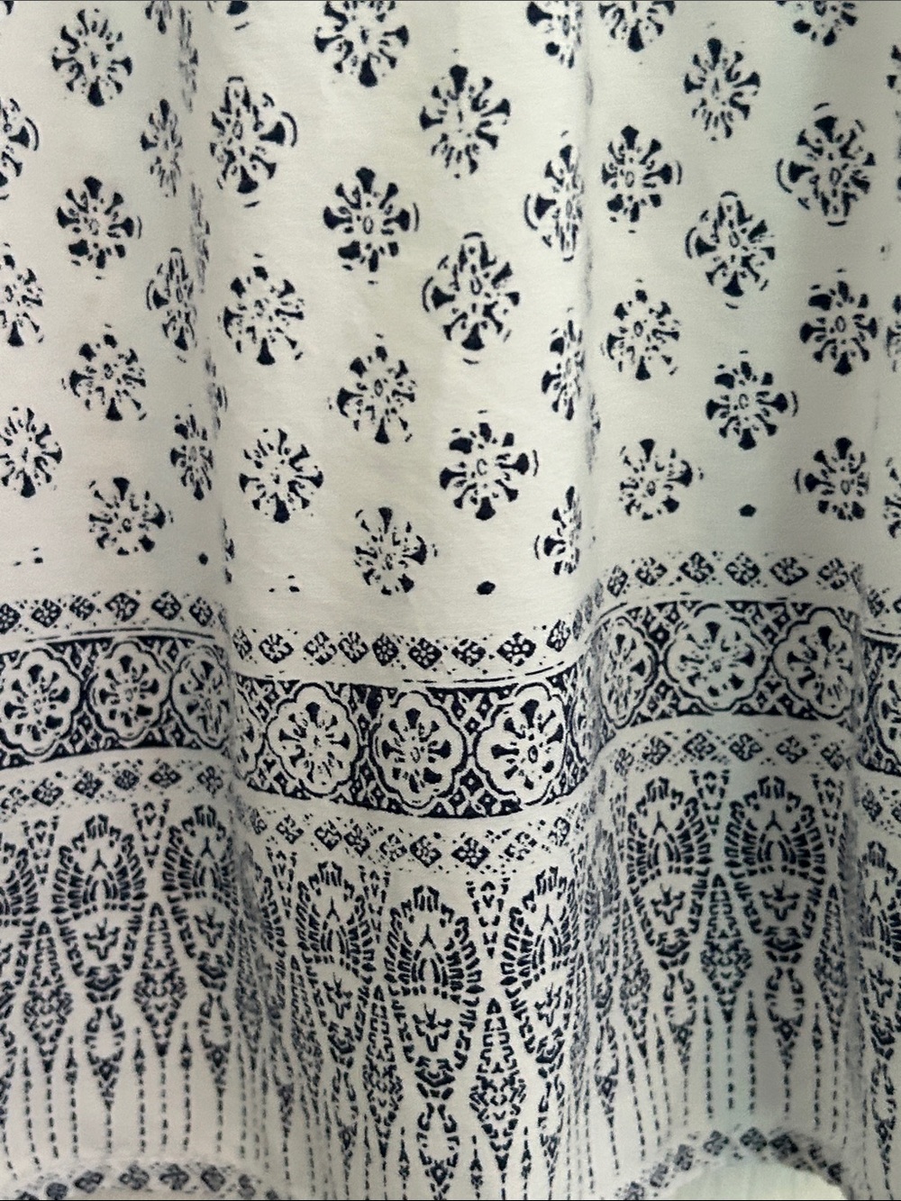 Liz Claiborne White Sleeveless V-Neck Tank with Navy Print, Size LARGE - Picture 4 of 8
